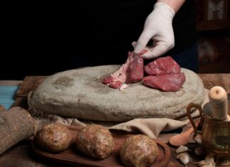 ΚΑΤΑΡΡΕΕΙ Η ΑΓΟΡΑ: ΤΟ ΜΟΣΧΑΡΙ ΓΙΝΕΤΑΙ ΠΟΛΥΤΕΛΕΙΑ! Εικόνα με κρέας και φυσικά υλικά, προάγοντας βιώσιμης διαχείρισης πόρων.