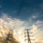 Η ΚΥΒΕΡΝΗΣΗ ΑΠΕΤΥΧΕ: Η ACER ΕΠΙΒΕΒΑΙΩΝΕΙ ΤΗ ΧΕΙΡΑΓΩΓΗΣΗ ΣΤΟ ΡΕΥΜΑ ΚΑΙ ΤΟΝ ΚΙΝΔΥΝΟ ΣΤΟ ΝΕΡΟ Ομπρέλες υψηλής τάσης και ουρανός με σύννεφα, συμβολίζουν τη βιώσιμη ενεργειακή διακυβέρνηση.