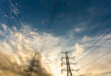 Η ΚΥΒΕΡΝΗΣΗ ΑΠΕΤΥΧΕ: Η ACER ΕΠΙΒΕΒΑΙΩΝΕΙ ΤΗ ΧΕΙΡΑΓΩΓΗΣΗ ΣΤΟ ΡΕΥΜΑ ΚΑΙ ΤΟΝ ΚΙΝΔΥΝΟ ΣΤΟ ΝΕΡΟ Ομπρέλες υψηλής τάσης και ουρανός με σύννεφα, συμβολίζουν τη βιώσιμη ενεργειακή διακυβέρνηση.