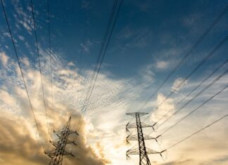 Η ΚΥΒΕΡΝΗΣΗ ΑΠΕΤΥΧΕ: Η ACER ΕΠΙΒΕΒΑΙΩΝΕΙ ΤΗ ΧΕΙΡΑΓΩΓΗΣΗ ΣΤΟ ΡΕΥΜΑ ΚΑΙ ΤΟΝ ΚΙΝΔΥΝΟ ΣΤΟ ΝΕΡΟ Ομπρέλες υψηλής τάσης και ουρανός με σύννεφα, συμβολίζουν τη βιώσιμη ενεργειακή διακυβέρνηση.