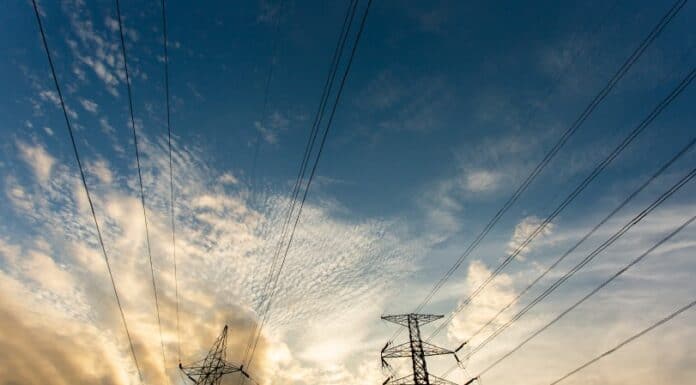 Η ΚΥΒΕΡΝΗΣΗ ΑΠΕΤΥΧΕ: Η ACER ΕΠΙΒΕΒΑΙΩΝΕΙ ΤΗ ΧΕΙΡΑΓΩΓΗΣΗ ΣΤΟ ΡΕΥΜΑ ΚΑΙ ΤΟΝ ΚΙΝΔΥΝΟ ΣΤΟ ΝΕΡΟ Ομπρέλες υψηλής τάσης και ουρανός με σύννεφα, συμβολίζουν τη βιώσιμη ενεργειακή διακυβέρνηση.