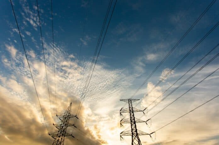 Κυκλική Δημοκρατία. Ομπρέλες υψηλής τάσης και ουρανός με σύννεφα, συμβολίζουν τη βιώσιμη ενεργειακή διακυβέρνηση.