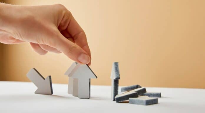 ΣΤΕΓΑΣΤΙΚΗ ΚΡΙΣΗ & ΔΗΜΟΓΡΑΦΙΚΗ ΒΟΜΒΑ: Η ΚΥΒΕΡΝΗΣΗ ΠΡΕΠΕΙ ΝΑ ΛΟΓΟΔΟΤΗΣΕΙ ΓΙΑ ΤΗ ΔΙΑΛΥΣΗ ΤΩΝ ΝΕΩΝ ΟΙΚΟΓΕΝΕΙΩΝ! Αναπαραγωγικό σύστημα κυκλικής δημοκρατίας με πούλμαν και σύμβολα οικολογικής βιωσιμότητας.