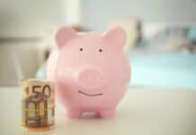 178,85€: Η ΑΚΡΙΒΕΙΑ ΤΗΣ ΚΥΒΕΡΝΗΣΗΣ ΠΝΙΓΕΙ ΤΟ ΧΡΙΣΤΟΥΓΕΝΝΙΑΤΙΚΟ ΤΡΑΠΕΖΙ – Αύξηση 20% μέσα σε ένα χρόνο! Πίνακας με 50 ευρώ και ροζ γουρουνάκι νταβατζή.