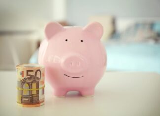 178,85€: Η ΑΚΡΙΒΕΙΑ ΤΗΣ ΚΥΒΕΡΝΗΣΗΣ ΠΝΙΓΕΙ ΤΟ ΧΡΙΣΤΟΥΓΕΝΝΙΑΤΙΚΟ ΤΡΑΠΕΖΙ – Αύξηση 20% μέσα σε ένα χρόνο! Πίνακας με 50 ευρώ και ροζ γουρουνάκι νταβατζή.