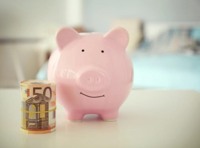 Κυκλική Δημοκρατία. Πίνακας με 50 ευρώ και ροζ γουρουνάκι νταβατζή.