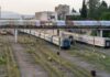 Η ΚΥΒΕΡΝΗΣΗ ΠΟΥΛΑΕΙ “ΤΡΕΝΑ” ΤΟΥ 2027, ΕΝΩ Η ΕΛΛΑΔΑ ΤΟΥ 2025 ΒΟΥΛΙΑΖΕΙ ΣΤΗΝ ΑΝΑΣΦΑΛΕΙΑ ΚΑΙ ΤΟΝ ΑΥΤΑΡΧΙΣΜΟ Οχήματα τρένων και σήραγγες σε εγκατάλειψη, εικόνα αστικού περιβάλλοντος με παλιές σιδηροδρομικές γραμμές και κτίρια.