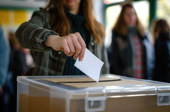 Όχι ψηφοφορία, Κυκλική Δημοκρατία, συμμετοχή ψηφοφόρων. Εικόνα από εκλογική διαδικασία με ψηφοφόρο να ψηφίζει σε κάλπη.