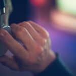 Η ΩΡΑ ΤΗΣ ΑΛΗΘΕΙΑΣ ΓΙΑ ΤΟ ΠΑΡΑΚΡΑΤΟΣ ΤΩΝ ΥΠΟΚΛΟΠΩΝ Εικόνα με άτομο που ακούει μουσική ή συμμετέχει σε συζήτηση σχετικά με την Κυκλική Δημοκρατία ή την πολιτική καινοτομία.