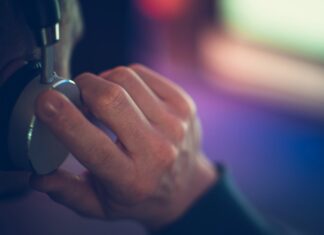 Η ΩΡΑ ΤΗΣ ΑΛΗΘΕΙΑΣ ΓΙΑ ΤΟ ΠΑΡΑΚΡΑΤΟΣ ΤΩΝ ΥΠΟΚΛΟΠΩΝ Εικόνα με άτομο που ακούει μουσική ή συμμετέχει σε συζήτηση σχετικά με την Κυκλική Δημοκρατία ή την πολιτική καινοτομία.