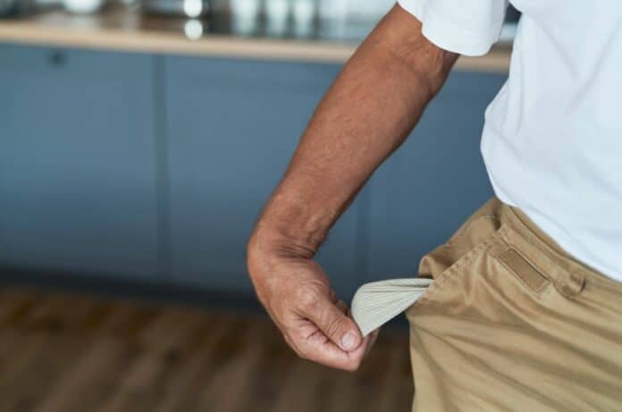 Άνδρας αφαιρεί τα χρήματά του από την τσέπη.