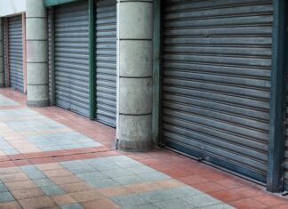 Μητσοτάκης ή Χάος; Εμείς επιλέγουμε τη Δημοκρατία! Κλειστά καταστήματα σε κεντρικό δρόμο, συμβολίζει την κυκλική οικονομία και δημοκρατικά ιδεώδη.