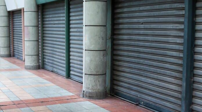 Μητσοτάκης ή Χάος; Εμείς επιλέγουμε τη Δημοκρατία! Κλειστά καταστήματα σε κεντρικό δρόμο, συμβολίζει την κυκλική οικονομία και δημοκρατικά ιδεώδη.