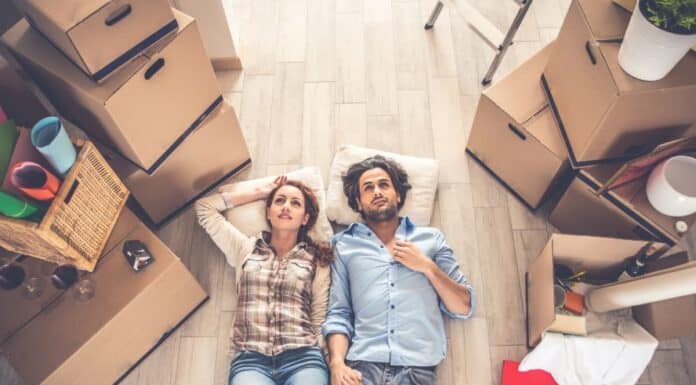 Η κυβερνητική “ανάπτυξη” είναι η φυλακή της δικής μας στέγης! Τέρμα στην κοροϊδία – Δικαίωμα στην κατοικία ΤΩΡΑ! Άνθρωποι ανακουφίζονται σε χώρο.