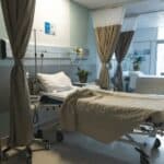 Τέρμα στο “θέατρο” της Κυβέρνησης – Η Υγεία των πολιτών δεν είναι επικοινωνιακό σποτ! Άρρωστος σε κλινική με σύγχρονο εξοπλισμό και φυσικό φως.