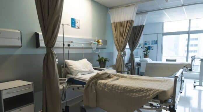 Τέρμα στο “θέατρο” της Κυβέρνησης – Η Υγεία των πολιτών δεν είναι επικοινωνιακό σποτ! Άρρωστος σε κλινική με σύγχρονο εξοπλισμό και φυσικό φως.