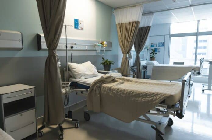 Άρρωστος σε κλινική με σύγχρονο εξοπλισμό και φυσικό φως.
