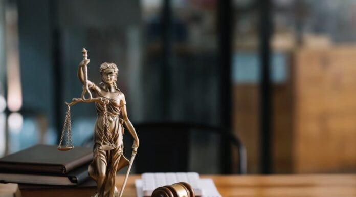 ΝΤΡΟΠΗ: 50.000 εποχικοί εργαζόμενοι όμηροι της κυβερνητικής ανικανότητας Ανθώπινη φιγούρα δικαστικής δικαιοσύνης με πενάκι, βιβλία και σφυρί στο γραφείο.