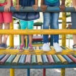 Η ΚΥΒΕΡΝΗΣΗ ΠΤΩΧΕΥΕΙ ΤΟ ΜΕΛΛΟΝ ΤΩΝ ΠΑΙΔΙΩΝ ΜΑΣ – ΤΕΛΟΣ ΣΤΗΝ ΟΙΚΟΝΟΜΙΚΗ ΑΣΦΥΞΙΑ ΤΩΝ ΚΔΑΠ Ομάδα παιδιών σε παιδότοπο, χαρούμενα και παίζουν στην κυκλική δημοκρατία, προωθώντας συνεργασία και κοινωνική ανάπτυξη.