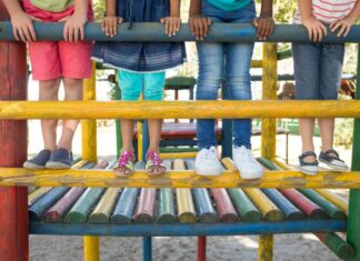 Η ΚΥΒΕΡΝΗΣΗ ΠΤΩΧΕΥΕΙ ΤΟ ΜΕΛΛΟΝ ΤΩΝ ΠΑΙΔΙΩΝ ΜΑΣ – ΤΕΛΟΣ ΣΤΗΝ ΟΙΚΟΝΟΜΙΚΗ ΑΣΦΥΞΙΑ ΤΩΝ ΚΔΑΠ Ομάδα παιδιών σε παιδότοπο, χαρούμενα και παίζουν στην κυκλική δημοκρατία, προωθώντας συνεργασία και κοινωνική ανάπτυξη.