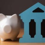 350.000 Σπίτια στο Απόσπασμα: Θα επιτρέψουμε στις Τράπεζες να “στραγγίξουν” την πρώτη κατοικία ή θα επιλέξουμε τον Άνθρωπο; Πορτοφόλι και αρχαίο κτίριο συμβολίζουν την οικονομική διαχείριση και τη δημοκρατία.