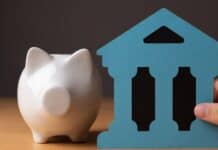 350.000 Σπίτια στο Απόσπασμα: Θα επιτρέψουμε στις Τράπεζες να “στραγγίξουν” την πρώτη κατοικία ή θα επιλέξουμε τον Άνθρωπο; Πορτοφόλι και αρχαίο κτίριο συμβολίζουν την οικονομική διαχείριση και τη δημοκρατία.