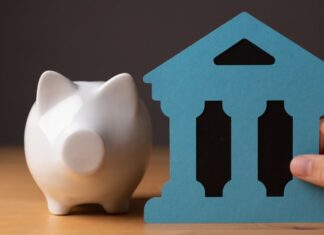 350.000 Σπίτια στο Απόσπασμα: Θα επιτρέψουμε στις Τράπεζες να “στραγγίξουν” την πρώτη κατοικία ή θα επιλέξουμε τον Άνθρωπο; Πορτοφόλι και αρχαίο κτίριο συμβολίζουν την οικονομική διαχείριση και τη δημοκρατία.