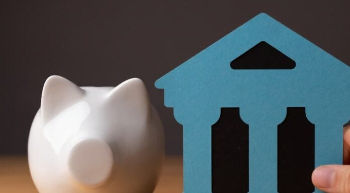 350.000 Σπίτια στο Απόσπασμα: Θα επιτρέψουμε στις Τράπεζες να “στραγγίξουν” την πρώτη κατοικία ή θα επιλέξουμε τον Άνθρωπο; Πορτοφόλι και αρχαίο κτίριο συμβολίζουν την οικονομική διαχείριση και τη δημοκρατία.