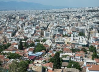 Η «ΚΥΚΛΙΚΗ ΔΗΜΟΚΡΑΤΙΑ» ΚΑΤΑΓΓΕΛΛΕΙ ΤΗΝ ΕΞΩΣΗ ΜΙΑΣ ΟΛΟΚΛΗΡΗΣ ΓΕΝΙΑΣ ΑΠΟ ΤΟ ΔΙΚΑΙΩΜΑ ΣΤΗ ΣΤΕΓΗ Αστικό τοπίο της Αθήνας με πυκνή δόμηση και πράσινες περιοχές, αναδεικνύοντας την πολυπλοκότητα και.