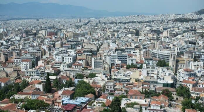 Η «ΚΥΚΛΙΚΗ ΔΗΜΟΚΡΑΤΙΑ» ΚΑΤΑΓΓΕΛΛΕΙ ΤΗΝ ΕΞΩΣΗ ΜΙΑΣ ΟΛΟΚΛΗΡΗΣ ΓΕΝΙΑΣ ΑΠΟ ΤΟ ΔΙΚΑΙΩΜΑ ΣΤΗ ΣΤΕΓΗ Αστικό τοπίο της Αθήνας με πυκνή δόμηση και πράσινες περιοχές, αναδεικνύοντας την πολυπλοκότητα και.