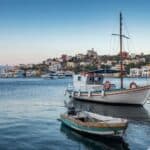 Η «ΚΥΚΛΙΚΗ ΔΗΜΟΚΡΑΤΙΑ» ΣΤΟ ΠΛΕΥΡΟ ΤΩΝ ΝΗΣΙΩΤΩΝ – ΤΕΛΟΣ ΣΤΗΝ ΕΓΚΑΤΑΛΕΙΨΗ ΤΩΝ ΑΚΡΙΤΩΝ ΜΑΣ Παραδοσιακά σκάφη στη θάλασσα με γραφικό νησιωτικό τοπίο.