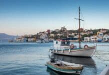 Η «ΚΥΚΛΙΚΗ ΔΗΜΟΚΡΑΤΙΑ» ΣΤΟ ΠΛΕΥΡΟ ΤΩΝ ΝΗΣΙΩΤΩΝ – ΤΕΛΟΣ ΣΤΗΝ ΕΓΚΑΤΑΛΕΙΨΗ ΤΩΝ ΑΚΡΙΤΩΝ ΜΑΣ Παραδοσιακά σκάφη στη θάλασσα με γραφικό νησιωτικό τοπίο.