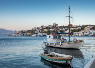 Η «ΚΥΚΛΙΚΗ ΔΗΜΟΚΡΑΤΙΑ» ΣΤΟ ΠΛΕΥΡΟ ΤΩΝ ΝΗΣΙΩΤΩΝ – ΤΕΛΟΣ ΣΤΗΝ ΕΓΚΑΤΑΛΕΙΨΗ ΤΩΝ ΑΚΡΙΤΩΝ ΜΑΣ Παραδοσιακά σκάφη στη θάλασσα με γραφικό νησιωτικό τοπίο.