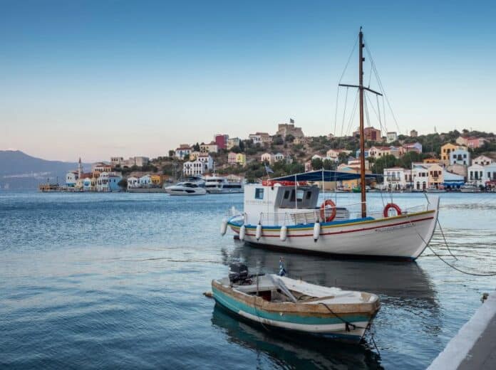 Γύρος του νησιού με παραδοσιακά σκάφη. Παραδοσιακά σκάφη στη θάλασσα με γραφικό νησιωτικό τοπίο.