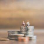 18 ΗΜΕΡΕΣ ΕΠΙΒΙΩΣΗΣ: Η Ελλάδα των πολλών εξαντλείται, ενώ η Κυβέρνηση απλώς παρακολουθεί! Ανθρώπινα μοντέλα σε μικρά νομίσματα, συμβολίζουν την οικονομική ανισότητα και την ανάγκη για βιώσιμ.