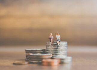 18 ΗΜΕΡΕΣ ΕΠΙΒΙΩΣΗΣ: Η Ελλάδα των πολλών εξαντλείται, ενώ η Κυβέρνηση απλώς παρακολουθεί! Ανθρώπινα μοντέλα σε μικρά νομίσματα, συμβολίζουν την οικονομική ανισότητα και την ανάγκη για βιώσιμ.