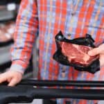 Η «ΚΥΚΛΙΚΗ ΔΗΜΟΚΡΑΤΙΑ» ΚΑΤΑΓΓΕΛΛΕΙ ΤΗΝ «ΑΙΜΑΤΗΡΗ» ΤΣΙΚΝΟΠΕΜΠΤΗ – ΤΟ ΚΡΕΑΣ ΜΕΤΑΤΡΕΠΕΤΑΙ ΣΕ ΕΙΔΟΣ ΠΟΛΥΤΕΛΕΙΑΣ Άτομο με γκρι-πορτοκαλί που κρατάει συσκευασμένο κρέας σε σούπερ μάρκετ.