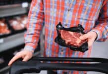 Η «ΚΥΚΛΙΚΗ ΔΗΜΟΚΡΑΤΙΑ» ΚΑΤΑΓΓΕΛΛΕΙ ΤΗΝ «ΑΙΜΑΤΗΡΗ» ΤΣΙΚΝΟΠΕΜΠΤΗ – ΤΟ ΚΡΕΑΣ ΜΕΤΑΤΡΕΠΕΤΑΙ ΣΕ ΕΙΔΟΣ ΠΟΛΥΤΕΛΕΙΑΣ Άτομο με γκρι-πορτοκαλί που κρατάει συσκευασμένο κρέας σε σούπερ μάρκετ.