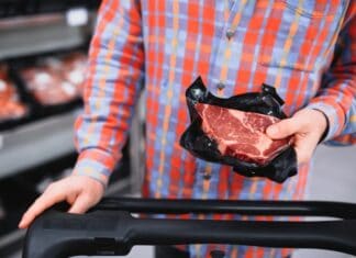 Η «ΚΥΚΛΙΚΗ ΔΗΜΟΚΡΑΤΙΑ» ΚΑΤΑΓΓΕΛΛΕΙ ΤΗΝ «ΑΙΜΑΤΗΡΗ» ΤΣΙΚΝΟΠΕΜΠΤΗ – ΤΟ ΚΡΕΑΣ ΜΕΤΑΤΡΕΠΕΤΑΙ ΣΕ ΕΙΔΟΣ ΠΟΛΥΤΕΛΕΙΑΣ Άτομο με γκρι-πορτοκαλί που κρατάει συσκευασμένο κρέας σε σούπερ μάρκετ.