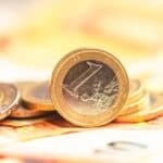 Η «ΚΥΚΛΙΚΗ ΔΗΜΟΚΡΑΤΙΑ» ΞΕΣΚΕΠΑΖΕΙ ΤΗΝ ΑΠΑΤΗ ΤΟΥ «ΠΛΗΘΩΡΙΣΜΟΥ ΤΗΣ ΒΙΤΡΙΝΑΣ» Μία 1ευρώ νομίσματα και χαρτονομίσματα σε οικονομική ανάλυση.