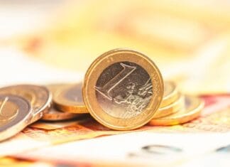 Η «ΚΥΚΛΙΚΗ ΔΗΜΟΚΡΑΤΙΑ» ΞΕΣΚΕΠΑΖΕΙ ΤΗΝ ΑΠΑΤΗ ΤΟΥ «ΠΛΗΘΩΡΙΣΜΟΥ ΤΗΣ ΒΙΤΡΙΝΑΣ» Μία 1ευρώ νομίσματα και χαρτονομίσματα σε οικονομική ανάλυση.