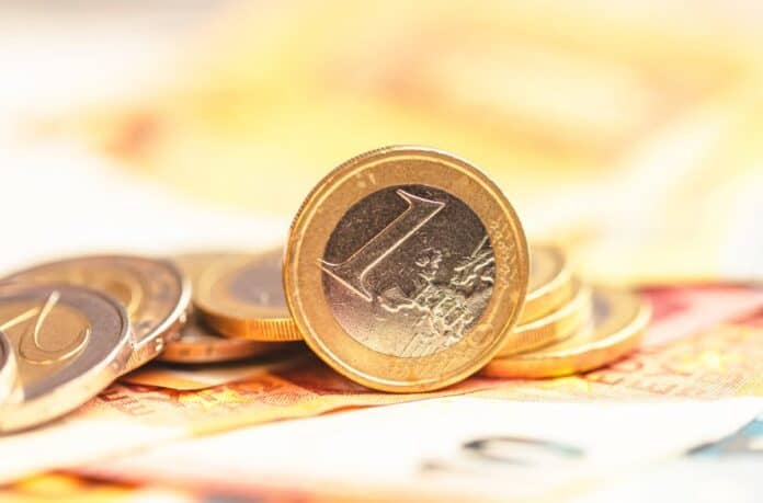 Μία 1ευρώ νομίσματα και χαρτονομίσματα σε οικονομική ανάλυση.