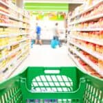 Η Ελλάδα της “Λίστας” και της Πείνας: Όταν το κρέας γίνεται είδος πολυτελείας, η ΚΥΚΛΙΚΗ ΔΗΜΟΚΡΑΤΙΑ προτείνει λύσεις! Ανθρώποι ψωνίζουν σε σούπερ μάρκετ, με επίκεντρο το πράσινο καλάθι αγορών, προωθώντας βιώσιμες πρακτ.