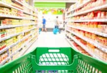 Η Ελλάδα της “Λίστας” και της Πείνας: Όταν το κρέας γίνεται είδος πολυτελείας, η ΚΥΚΛΙΚΗ ΔΗΜΟΚΡΑΤΙΑ προτείνει λύσεις! Ανθρώποι ψωνίζουν σε σούπερ μάρκετ, με επίκεντρο το πράσινο καλάθι αγορών, προωθώντας βιώσιμες πρακτ.