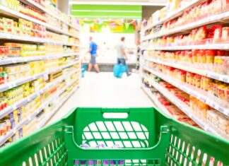 Η Ελλάδα της “Λίστας” και της Πείνας: Όταν το κρέας γίνεται είδος πολυτελείας, η ΚΥΚΛΙΚΗ ΔΗΜΟΚΡΑΤΙΑ προτείνει λύσεις! Ανθρώποι ψωνίζουν σε σούπερ μάρκετ, με επίκεντρο το πράσινο καλάθι αγορών, προωθώντας βιώσιμες πρακτ.