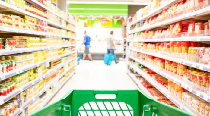 Η Ελλάδα της “Λίστας” και της Πείνας: Όταν το κρέας γίνεται είδος πολυτελείας, η ΚΥΚΛΙΚΗ ΔΗΜΟΚΡΑΤΙΑ προτείνει λύσεις! Ανθρώποι ψωνίζουν σε σούπερ μάρκετ, με επίκεντρο το πράσινο καλάθι αγορών, προωθώντας βιώσιμες πρακτ.