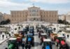 Η «ΚΥΚΛΙΚΗ ΔΗΜΟΚΡΑΤΙΑ» ΣΤΟ ΠΛΕΥΡΟ ΤΩΝ ΤΡΑΚΤΕΡ – Η ΠΟΛΙΤΙΚΗ ΒΟΥΛΗΣΗ ΔΕΝ ΑΓΟΡΑΖΕΤΑΙ ΜΕ ΨΙΧΟΥΛΑ Συγκέντρωση τρακτέρ μπροστά στη Βουλή, συμβολίζοντας την πολιτική βούληση.