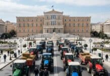 Η «ΚΥΚΛΙΚΗ ΔΗΜΟΚΡΑΤΙΑ» ΣΤΟ ΠΛΕΥΡΟ ΤΩΝ ΤΡΑΚΤΕΡ – Η ΠΟΛΙΤΙΚΗ ΒΟΥΛΗΣΗ ΔΕΝ ΑΓΟΡΑΖΕΤΑΙ ΜΕ ΨΙΧΟΥΛΑ Συγκέντρωση τρακτέρ μπροστά στη Βουλή, συμβολίζοντας την πολιτική βούληση.