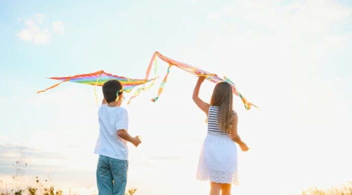 Η Πολιτισμική Γεωγραφία της Καθαρής Δευτέρας Χαρακτηριστικό στιγμιότυπο παιδιών που πετούν χαρταετούς στη φύση, συμβολίζοντας την πολιτισμική παρ.