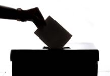 ΠΡΟΩΡΕΣ ΕΚΛΟΓΕΣ: ΤΟ “ΣΕΝΑΡΙΟ” ΠΟΥ ΚΑΙΕΙ ΤΟ ΜΑΞΙΜΟΥ ΚΑΙ ΤΟ “ΟΧΙ” ΤΟΥ ΜΗΤΣΟΤΑΚΗ Άτομο ρίχνει ψηφοδέλτιο σε κάλπη, συμβολίζοντας την ψηφοφορία.